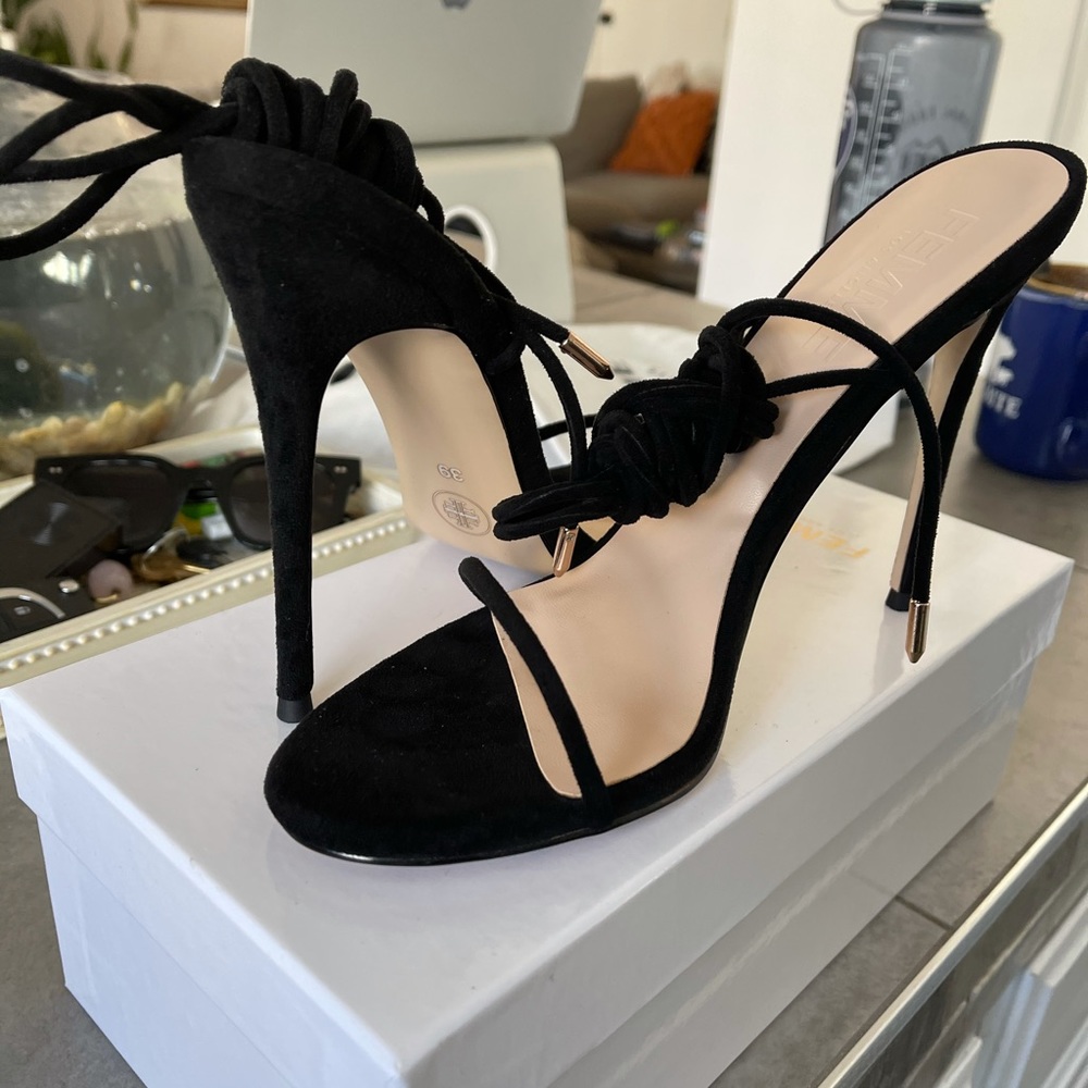FEMME LA barely there lace up heel black